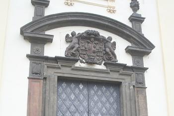 Hlavní západní portál s erbem prvního litoměřického biskupa Rudolfa ze Schleinitz (© Ivan Grisa, 11/2008)
