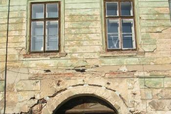 Vchod se stráží ( © Petr Turyna 02/2004)