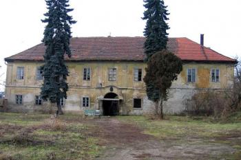 Průčelí zámku ( © Pavel Vítek 12/2005)