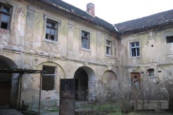Nádvoří zámku ( © Pavel Vítek 12/2005)