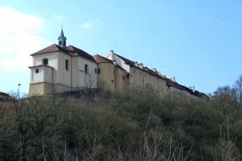 Pohled na barokní zámek v Nižboru ( © František Kinař 05/2017)