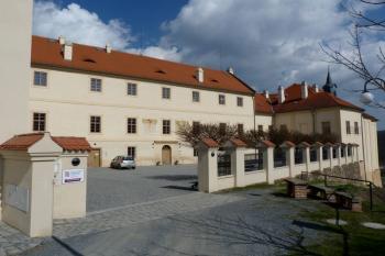 barokní zámek v Nižboru ( © František Kinař 05/2017)