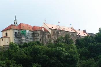 pohled ze severu, od řeky ( © Petr Turyna 07/2005)