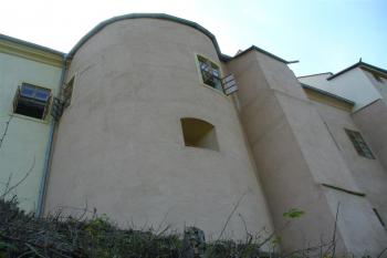 flankovací věž mezi kaplí a palácem (© zdeněk komínek, 05/2008)