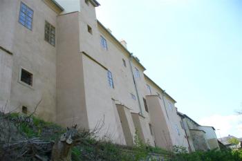 opěrné pilíře na severní straně a snad zbytky zmiňované záchodové věže (© zdeněk komínek, 05/2008)