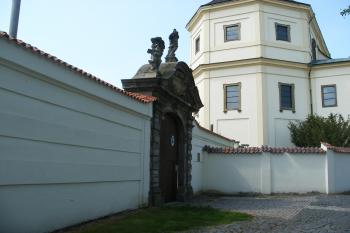 Brána do nádvoří biskupské rezidence (© Jiří Špaček, 05/2016)