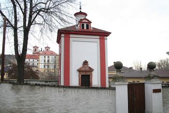 Kostel a vstup na bývalý hřbitov od západu (© Ivan Grisa, 11/2008)