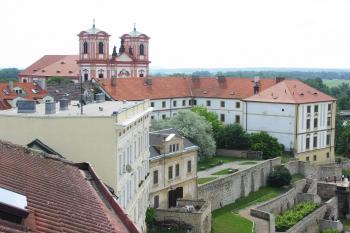 v pozadí kostel s  jezuitskou kolejí (© Karel Husák, 06/2009)
