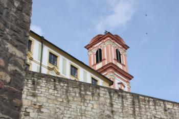 Část jižního průčelí koleje a jižní kostelní věže přes městské hradby z Vodní ulice ( © Ivan Grisa 02/2010)
