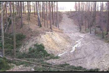 panorama hrádku od severu v době čištění lesa ( © Jan P. Štěpánek 2005)