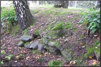 část poměrně pravidelně uloženého zdiva ve valu předhradí - snad souvisí s hrádkem ( © Jan P. Štěpánek 2005)
