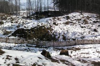 Pohled na pahorek jádra obklopený širokým příkopem ( © Jan P. Štěpánek 03/2007)