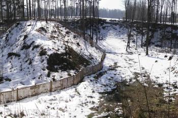 Pohled na pahorek jádra hrádku uprostřed širokého příkopu od západu ( © Jan P. Štěpánek 03/2007)