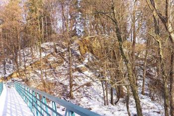 celkový pohled na panorama hrádku poznamenaném erozí od západu ( © Jan P. Štěpánek 12/2005)