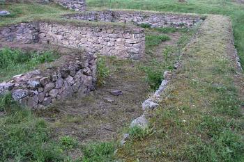 Zbytky stavení při východní hradbě ( © Roman Řezáč 07/2004)