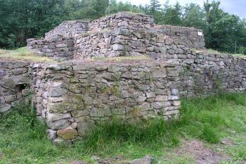 Vystupující vížka na severu, v níž byla brána ( © Roman Řezáč 07/2004)