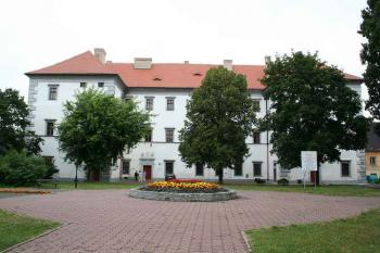 Jihozápadní (hlavní) průčelí (© Ivan Grisa, 07/2008)