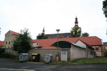 Pohled přes zbylou část zámeckého hospodářského dvora ke kostelu (© Ivan Grisa, 07/2008)