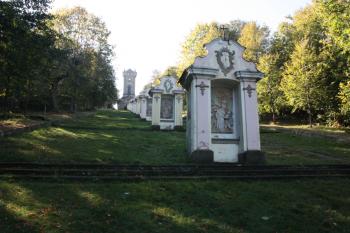 Všechny výklenkové kaple, v pozadí kaple Povýšení sv. Kříže ( © Ivan Grisa 10/2011)