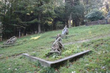 Getsemanská zahrada: apoštolové usnuli po Poslední večeři ( © Ivan Grisa 10/2011)