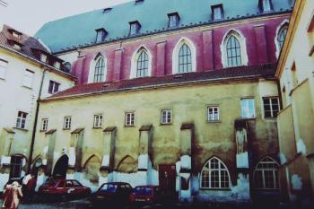 Severní stěna kostela s přilehlou částí rajského dvora. (© Jan Sommer, 05/2001)