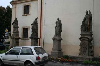 Barokní sochy u závěru kostela (© Ivan Grisa, 07/2008)