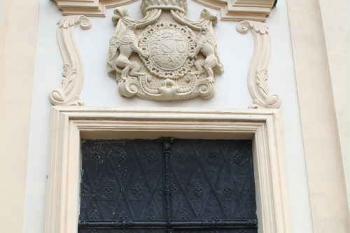 Hlavní portál s erbem markrabat Bádenských (© Ivan Grisa, 07/2008)
