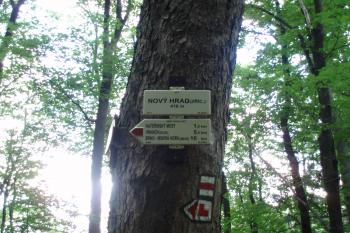 Nový Hrad u Blanska rozcestí pod hradem (© aleshwarrior, 09/2012)