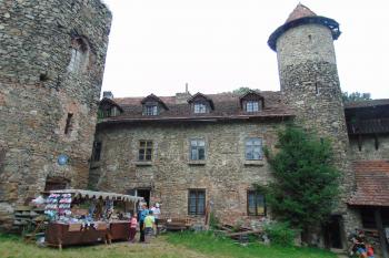 Mladší palác s oválnou věži (© Dušan Dohňanský  08/2021)