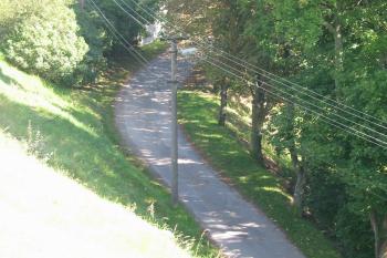cesta lemující jižní okraj areálu (© D Dohňanský, 09/2014)