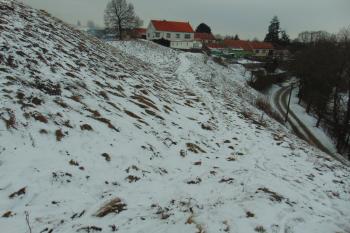 Částečně setřelý jižní okružní příkop s valem (© Dušan Dohňanský  12/2021)
