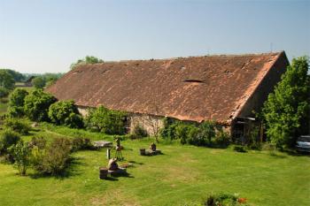 Hospodářské stavení - stodola ( © Petr Vaculčík 05/2007)