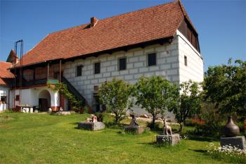 Renesanční část tvrze s plastikami ( © Petr Vaculčík 05/2007)