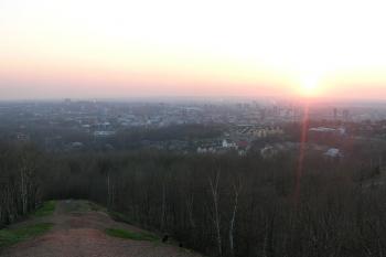 výhled z vrcholu haldy Ema na svah k Moravské Ostravě a na její panorama ( © Vít Pracuch 11/2007)