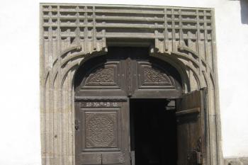 Portál kostela (© Zdeněk Susa, 07/2012)