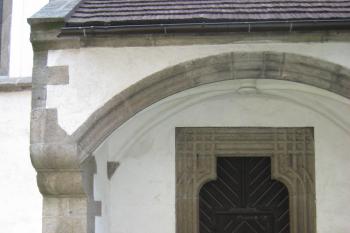 Boční vchod kostela (© Zdeněk Susa, 07/2012)