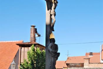 Kříž v areálu kláštera ( © Petr Vaculčík 07/2007)
