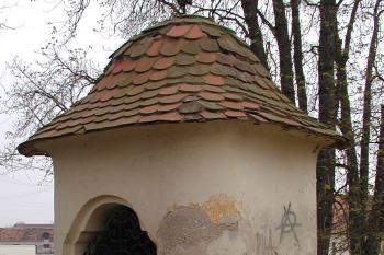 kaplička u vchodu (© Alena Volná, 4/2003)
