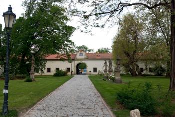 Přístupová cesta směrem z kláštera (© Ivo Rozehnal  05/2024)