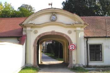 vstupní brána do areálu (© de.ardoise 10/2005)