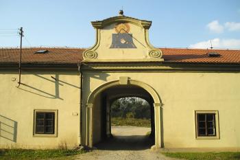 vstupní brána do areálu z vnitřní strany (© de.ardoise 10/2005)