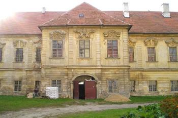 průčelí prelatury z nádvoří (© de.ardoise 10/2005)