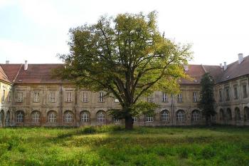rajský dvůr konventu (© de.ardoise 10/2005)