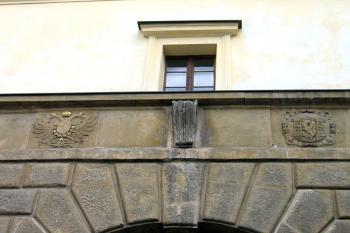 Kamenné erby na zdi Pražské brány ( © Pavel Vítek 05/2006)
