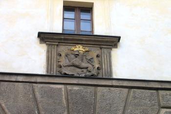 Kamenný erb na zdi Pražské brány ( © Pavel Vítek 05/2006)