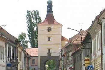 Pražská ulice s Pražskou branou ( © Pavel Vítek 05/2006)