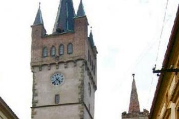 Pohled na pražskou bránu od náměsti (© Pavel Vítek 09/2006)