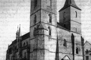 kostel od severozápadu před regotizací na snímku F. A. Brožka z r. 1880 (© Kaplanová, Kristina a Vácha, Štěpán: Chrám sv. Vavřince ve Vysokém Mýtě, Okresní muzeum ve Vysokém Mýtě, Vysoké Mýto 2001)