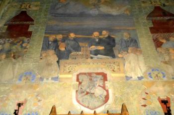 Secesní freska v jižní lodi kostela znázorňující pány, jež se zasloužili o regotizaci kostela. Zleva: architekt Fr. Schmoranz, historik a obrozenec A. V. Šembera, purkmistr J. B. Tůma, prof. Votrubec, architekt Jos. Mocker, historik Herm. Jireček (© Vojtěch Barcal, 05/2015)