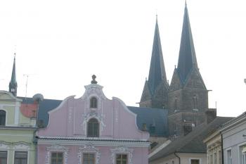 Pohled na kostel z náměstí ( © Pavel Vítek 09/2006)
